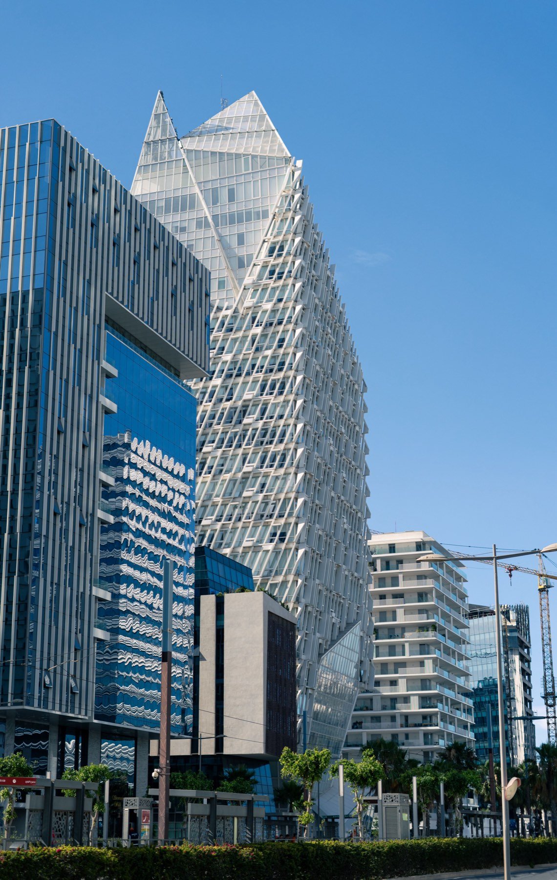 Tours modernes de Casablanca Finance City sous un ciel bleu