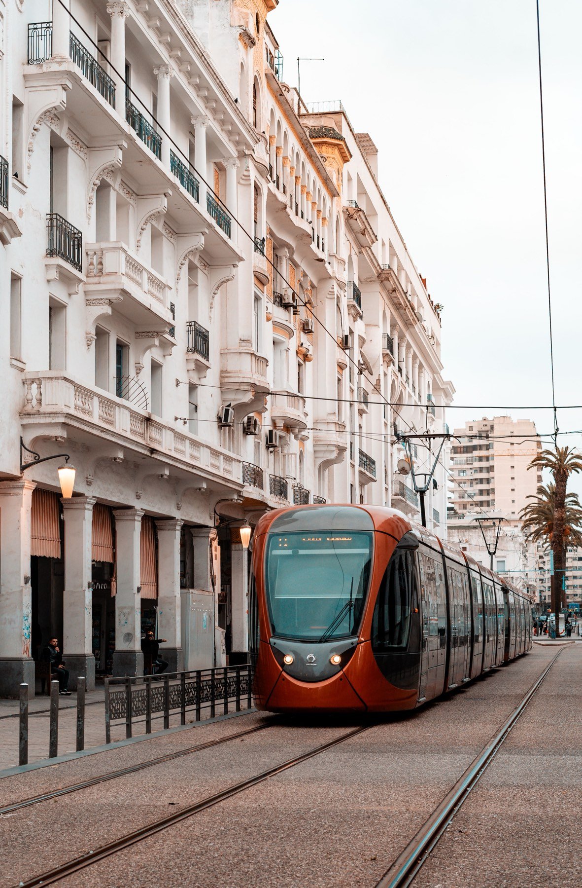 Tramway dans le centre de Casablanca, entre immeubles Art déco